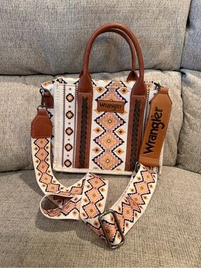 Wrangler Aztec Patterned Canvas Crossbody Bag in Cream and Tan